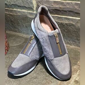 Like new Taryn Rose sneakers,gray suede/patent leather,rose stitching,zipper,8.5